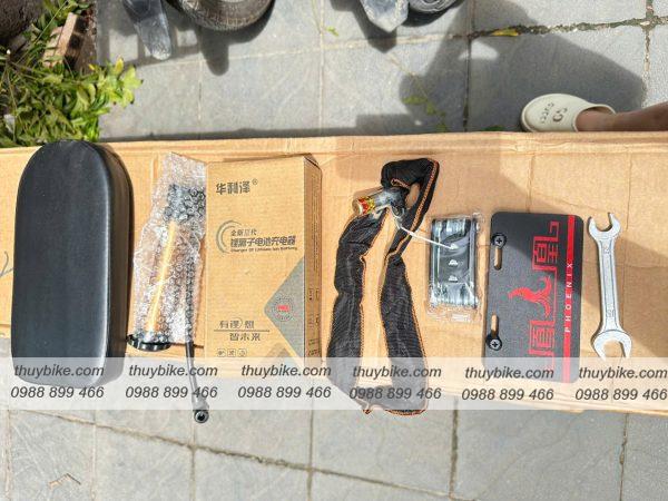 Khi mua xe tại Thủy Bikes, sản phẩm sẽ đầy đủ phụ kiện như hình : gác baga, khoá dây, đệm yên+ gác để chân+ sạc+ bộ lắp đặt+ bơm...